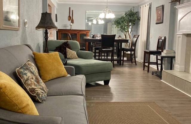 SPACIOUS COZY HOME 5BD/2BTH SLEEPS 11 CLOSE TO THE BEACHES