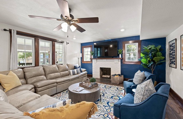 Spacious & Cozy near Downtown ~ HotTub ~ Game Roomn
