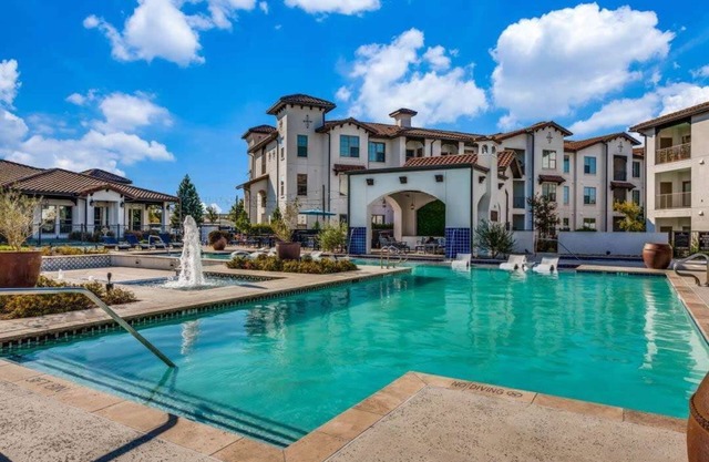 Spacious CozySuites on I-35 w/pool and parking #03