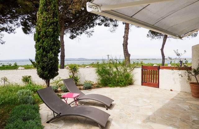 Spacious detached villa, garden, 100m from the beach, superb view of the pond.