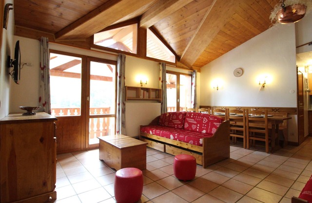 Spacious Duplex Apartment for 10-12 near Val-Cenis Slopes with Balcony & Free Wifi