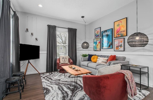Spacious Duplex w/4 Bedrooms Near Food | 17&18