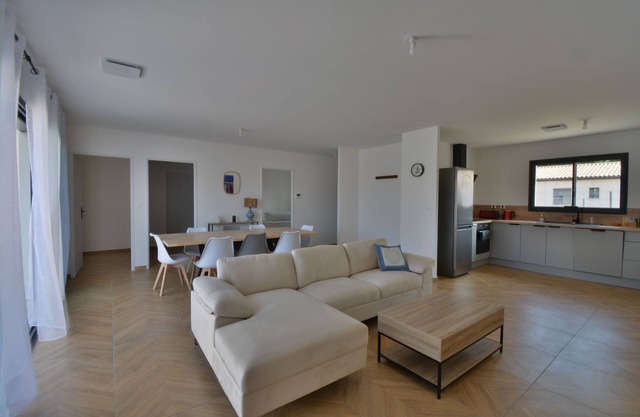 Spacious Evan house (new villa) close to the center and air-conditioned.