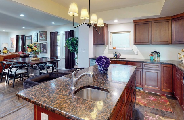 Spacious Family Friendly Grosse Pointe Woods Beauty