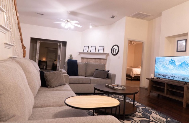 Spacious family friendly home. Close to shopping and restaurants.