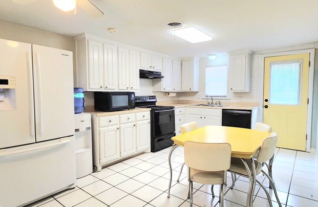 Spacious four-bedroom, two-bathroom, perfect for work teams, share expenses!