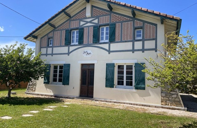 Spacious 5-Bed Villa with Garden, WiFi & Parking in Vieux-Boucau for 9 Guests