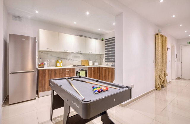 Spacious, Fully Equipped 3BR Apartment with AC, WiFi, Pool Table - Central Area
