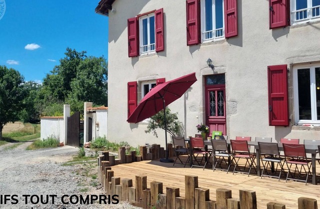 Spacious gîte for 15 with pool and pets allowed