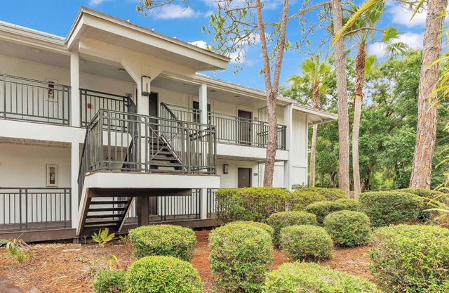 Spacious Golf & Tennis Condo w/Stunning Views, Patio, Full Kitchen & More – Perfect for Relaxation!