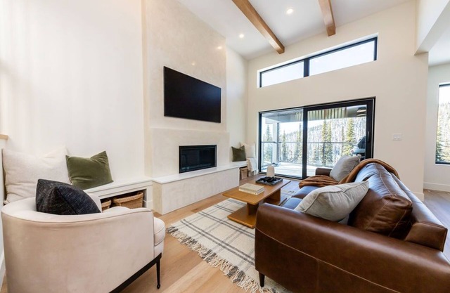 Spacious home with mountain views, private hot tub, sauna, and pet-friendly!