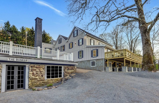 ★★★★★SPACIOUS HISTORIC MANSION WITH JACUZZI & SAUNA CLOSE TO MAJOR HIKING TRAILS