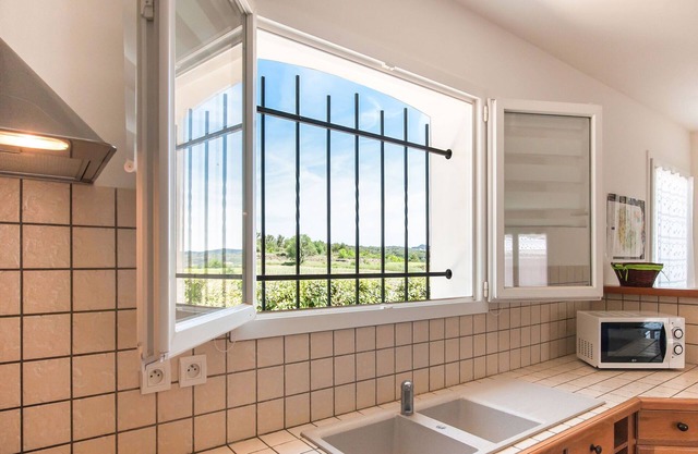 Spacious Holiday Home in Aigues vives