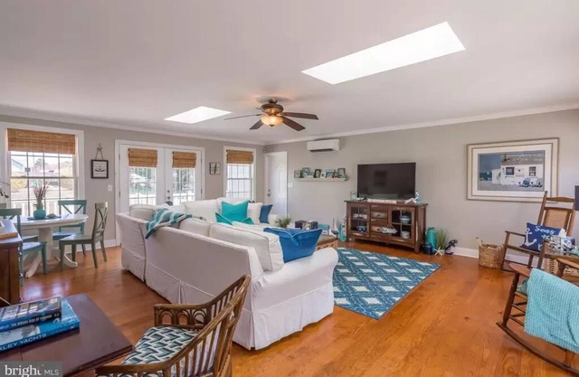 Spacious Home Close to the Beach and Bay - 5 bedroom w/Separate In-Law Suite!