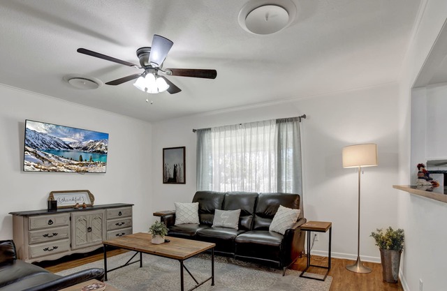 Spacious Home - Fire Pit, BBQ and Outdoor Seating!