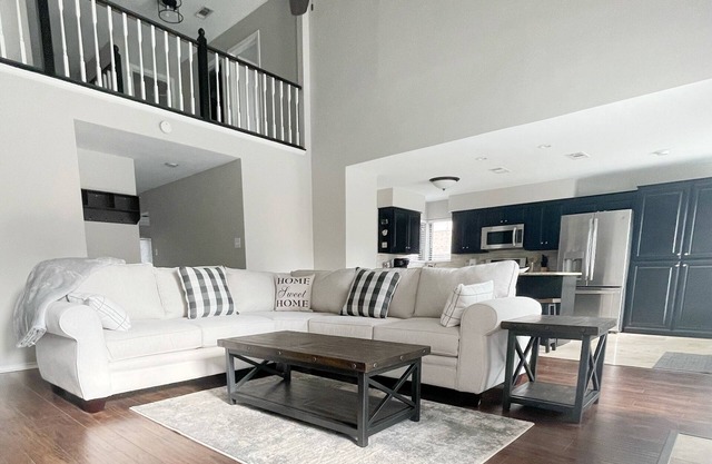 Spacious home for family or work group in nice, quiet, Carrollton neighborhoodn