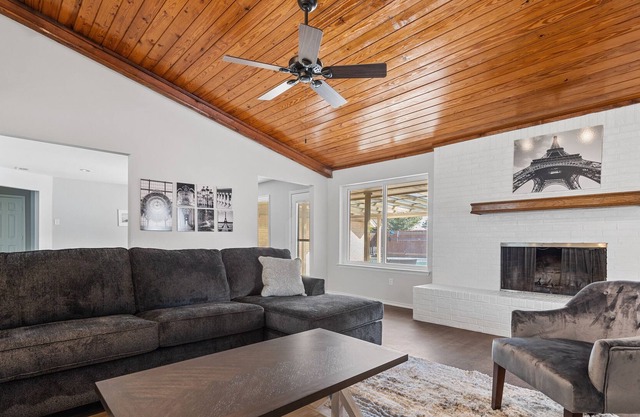 Spacious Home -Large Swimming Pool & Pool Table!