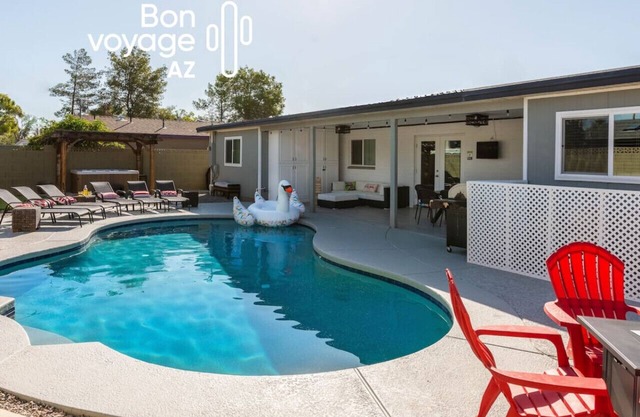 Spacious home w/heated pool, hot tub & fire pit