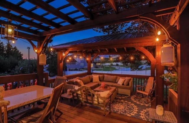 Spacious home w/hottub & close to canyons & trails