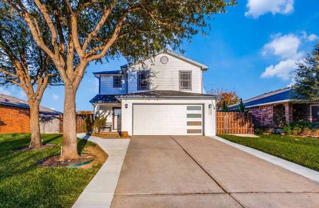 Spacious Home with Gorgeous Backyard Kitchen, Close to Top Shopping Destinations