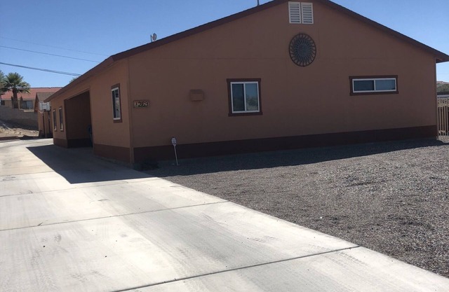 Spacious House close to Laughlin, Lake and River - lots of parking.