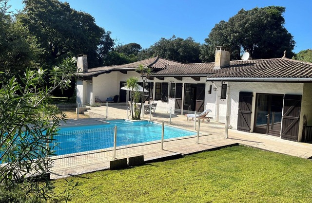 Spacious house with pool near the beaches