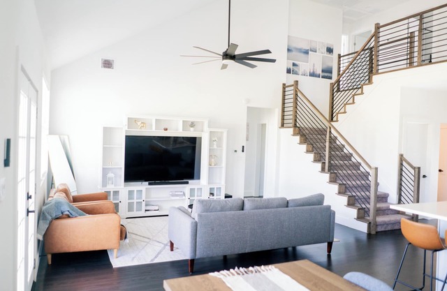 Spacious house on large lot with Gameroom in Garage near COTA