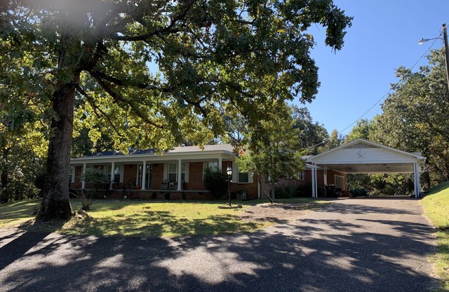 Spacious house sleeps 8-10, on 2 acres, 8 minutes from Square, 4 bdrms, 4 baths,