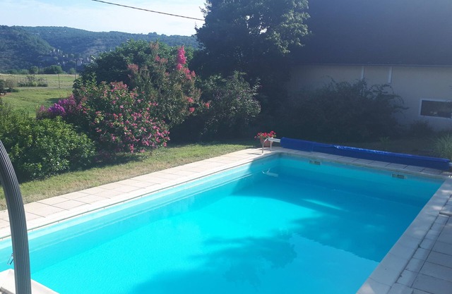 Spacious house with swimming pool in Saujac - Ideal for 5 people