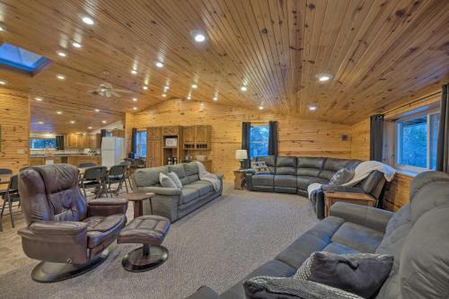 Spacious Kansas Retreat On-Site Disc Golf!