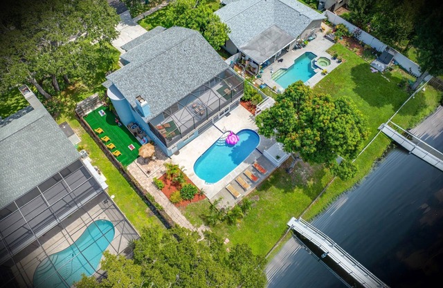 Spacious Lakefront pool retreat in Clearwater - 20 min to beaches
