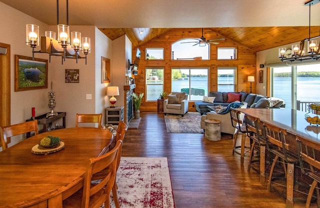 Spacious Lakeside Family Home on Big Bearskin Lake