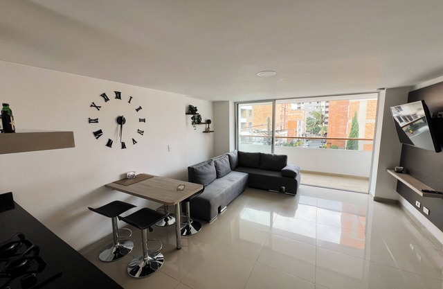 Spacious Laureles Apt: 3 BR, Balcony, Parking & All Amenities