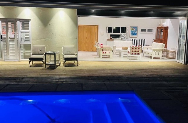 Spacious, light 6-sleeper coastal bungalow with pool Short walk to the beach