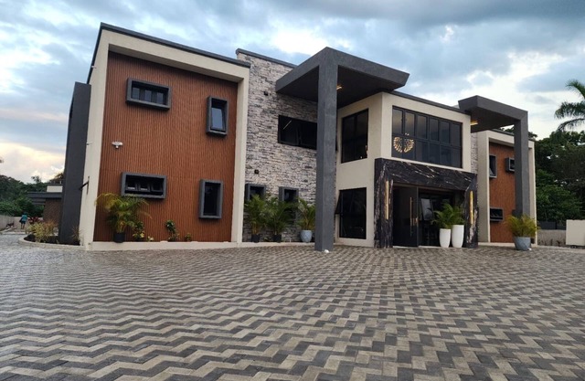 Spacious Luxury villa with 10 bedrooms and WiFi, AC in peaceful Drax Hall Estate