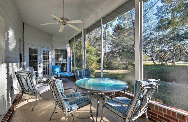 Spacious Milton House w/Porch - on Golf Course!