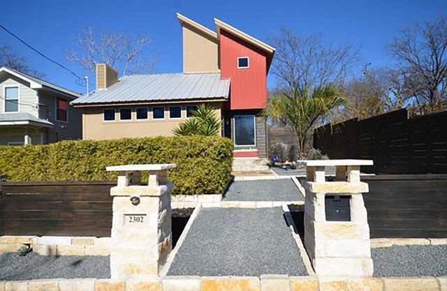 Spacious Modern Home on East 9th St - Walkable Downtown