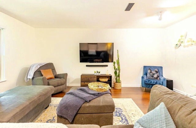 ★Spacious, Modern & Trendy 3bd/2ba - Next to Austin Downtown★