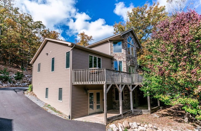 Spacious Mountain Escape- Unplug, Unwind, and Reconnect in Tranquil Surroundings