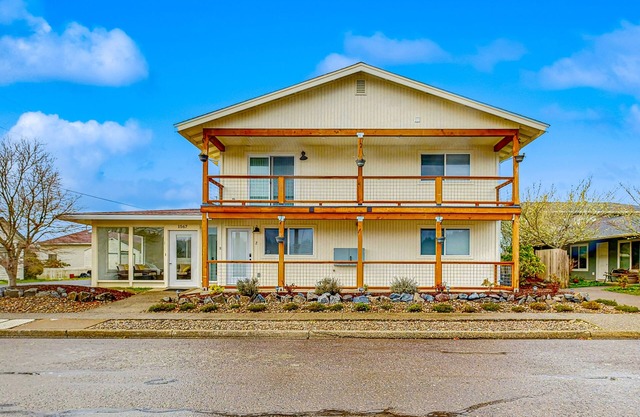 Spacious multi-unit coastal getaway, close to the river and downtown, with WiFi