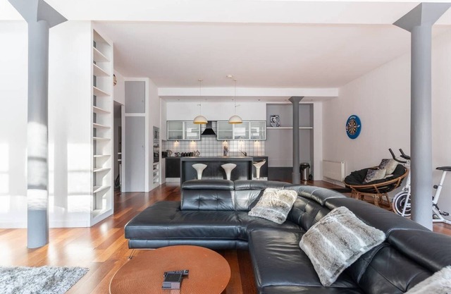 Spacious Open-Plan 2 Bed Apartment, Ideal Location close to Glasgow City Centre
