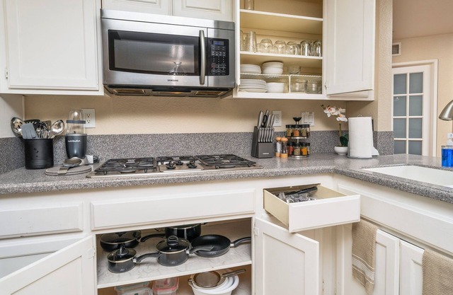 Spacious Pet Friendly 4 BR Home W/Mountain Views, Perfect for Monthly Stays