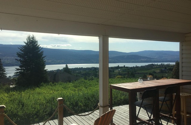 Spacious private guest suite with spectacular views 5 min to beach