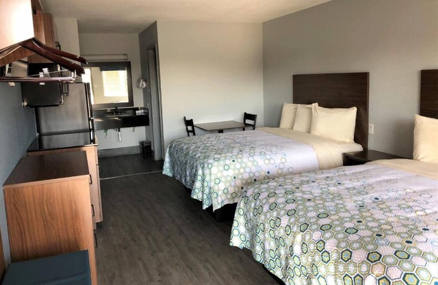 Spacious Room w/Kitchenette, Flat-Screen TV, and Free Coffee – Home Comforts