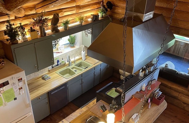 Spacious, Rustic, Beautiful Lodge-15 Acres 600+ Ft of Shoreline-Enjoy all year