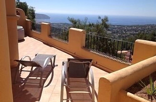 Spacious South Facing 4 Bedroom Villa, Jacuzzi (optional booking), Sea Views