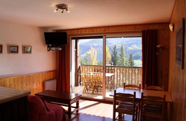 SPACIOUS STUDIO 30M2 balcony south facing terrace 4 pers near downtown