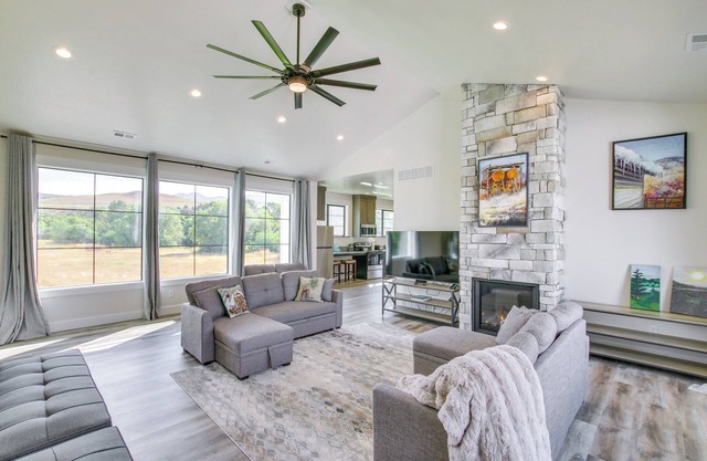 Spacious 'Sugar Creek Lodge' on Scenic Cub River!