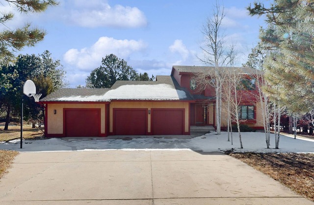 Spacious & sunlit mountain retreat with patio, fireplace & great nature views