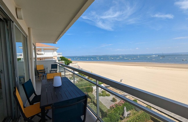 Spacious T3 with 2 terraces and direct beach access